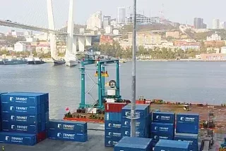 Мачты с мобильно-стационарной короной <br />
Владивостокский морской порт «Первомайский»